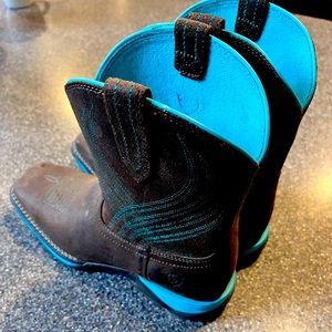 Aritat boots size 4 y used once
